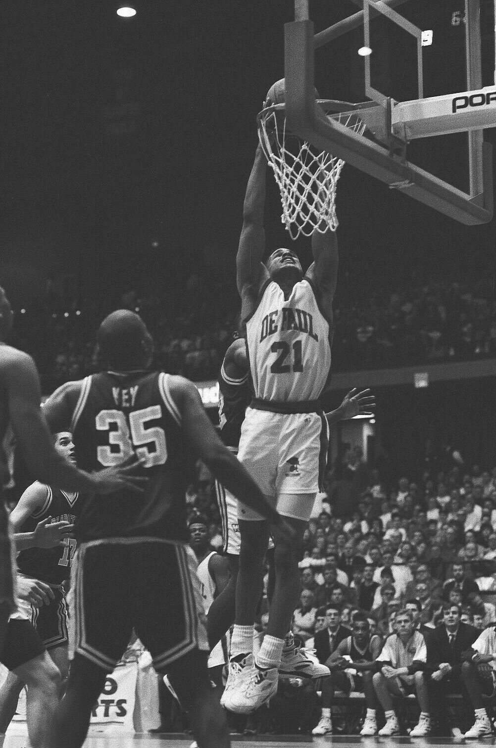 LD126-15 1992 College Basketball DePaul Marquette (140) ORIG 35mm B&W NEGATIVES Без бренда - фотография #6