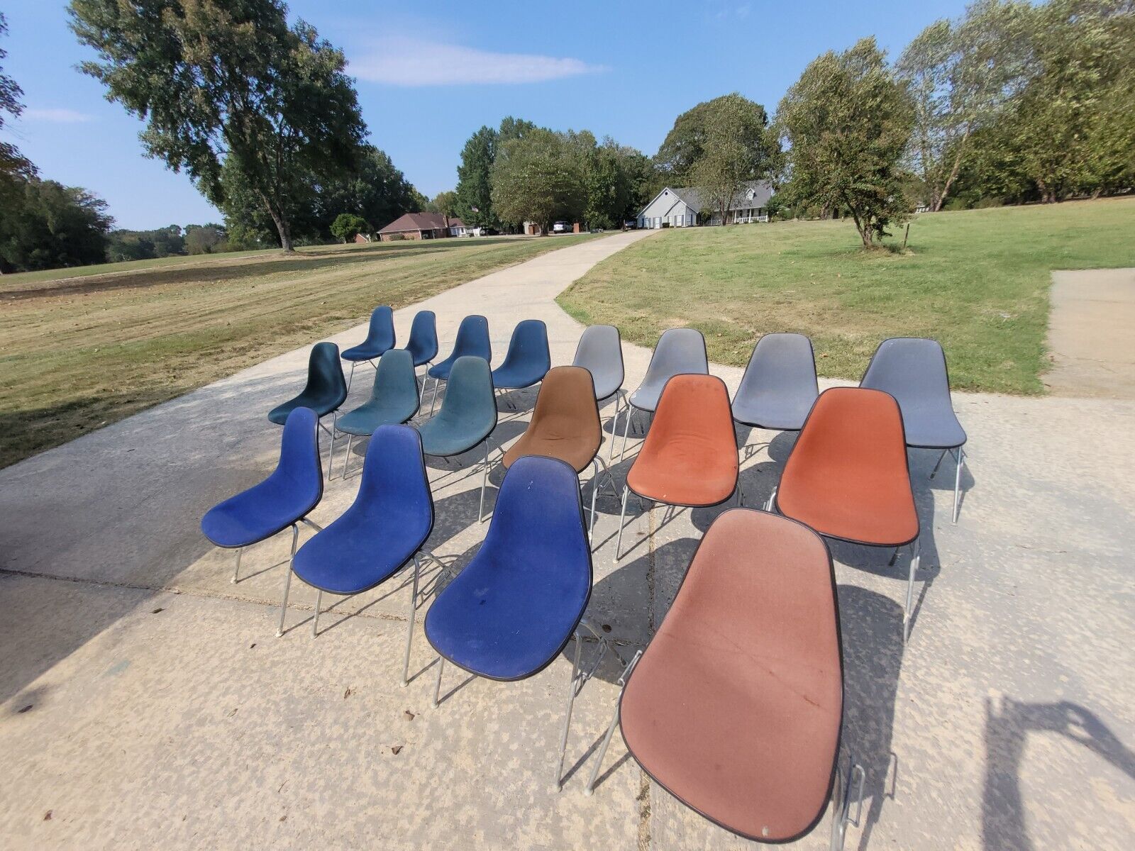Lot of 18 Herman Miller Eames Fabric Padded Fiberglass Side Shell Chairs Herman Miller - фотография #6