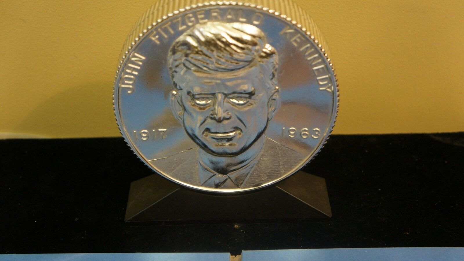 President John F. Kennedy ASTRO Coin Bank w partial filled whitman halves holder Без бренда - фотография #3
