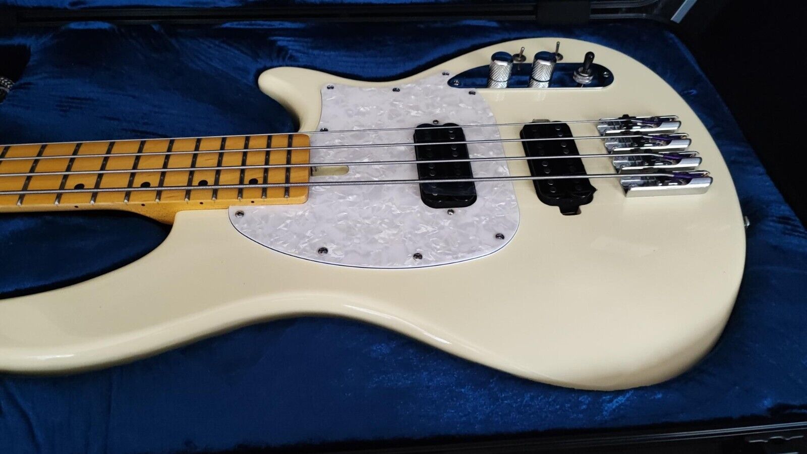 Beautiful New White Schecter CV-4 Bass w/ Maple Neck & Schecter Hard Shell Case Schecter Schecter CV-4 - фотография #3