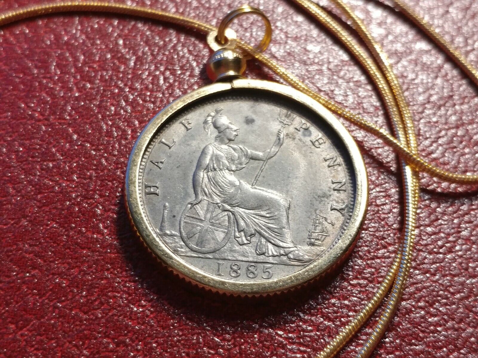 UK 1885 Queen Victoria 1/2 Penny Pendant on a 24" 18k Gold Filled Snake Chain. Honoredallies - фотография #4