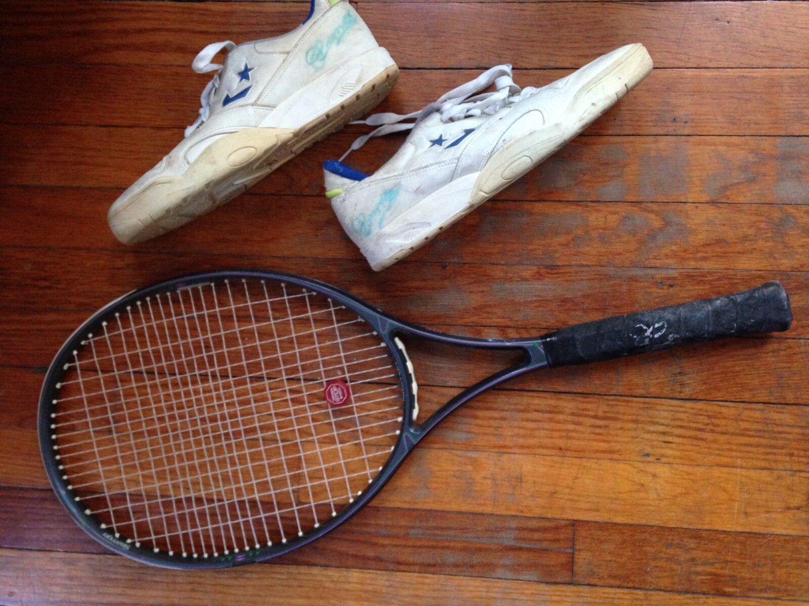 C. 1990'S JIMMY CONNORS SIGNED GAME WORN SNEAKERS, U.S. OPEN BALL,RACKET & COVER Без бренда - фотография #2