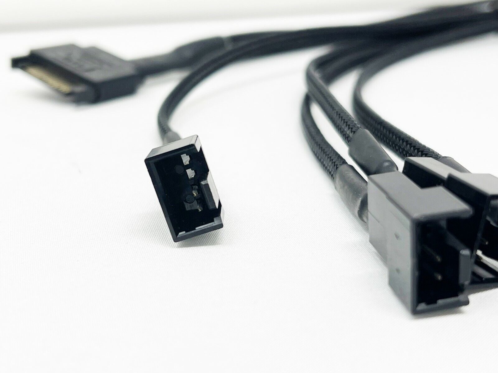 2x 15-Pin Male SATA to 4 Fan 12V Sleeved Power Adapter Cable 3 pin / 4 pin SPHINX 4048 - фотография #4