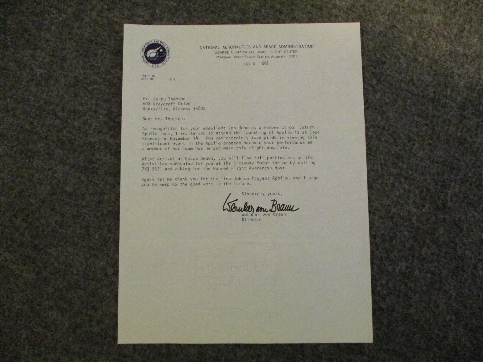 1969 NASA/MSFC WERNHER VON BRAUN SIGNED APOLLO AUTHENTIC HAND TYPE LETTER+BADGE Без бренда - фотография #2