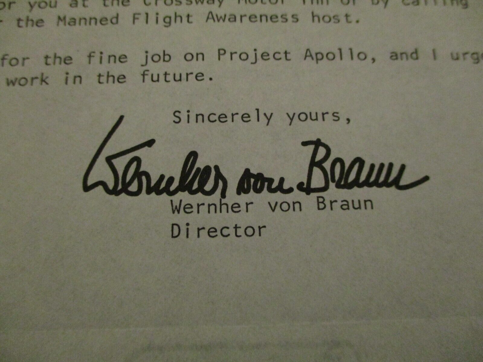 1969 NASA/MSFC WERNHER VON BRAUN SIGNED APOLLO AUTHENTIC HAND TYPE LETTER+BADGE Без бренда - фотография #3
