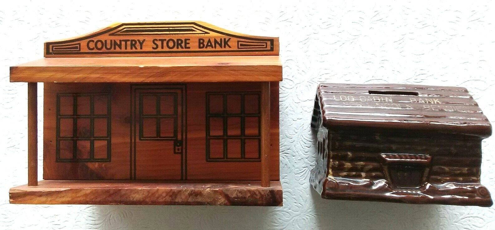 Lot of Two Vintage Banks - Country Store and Lincoln Log Cabin Без бренда - фотография #2