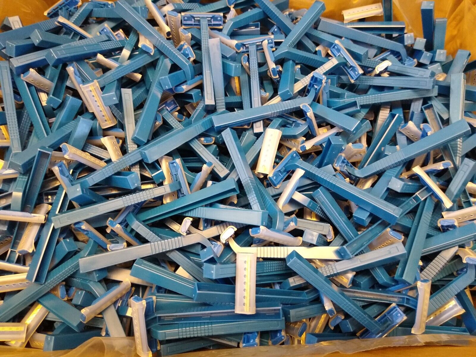 LOT OF 100 Twin Blade Blue Disposable Razors  Unbranded RAZR-6BX
