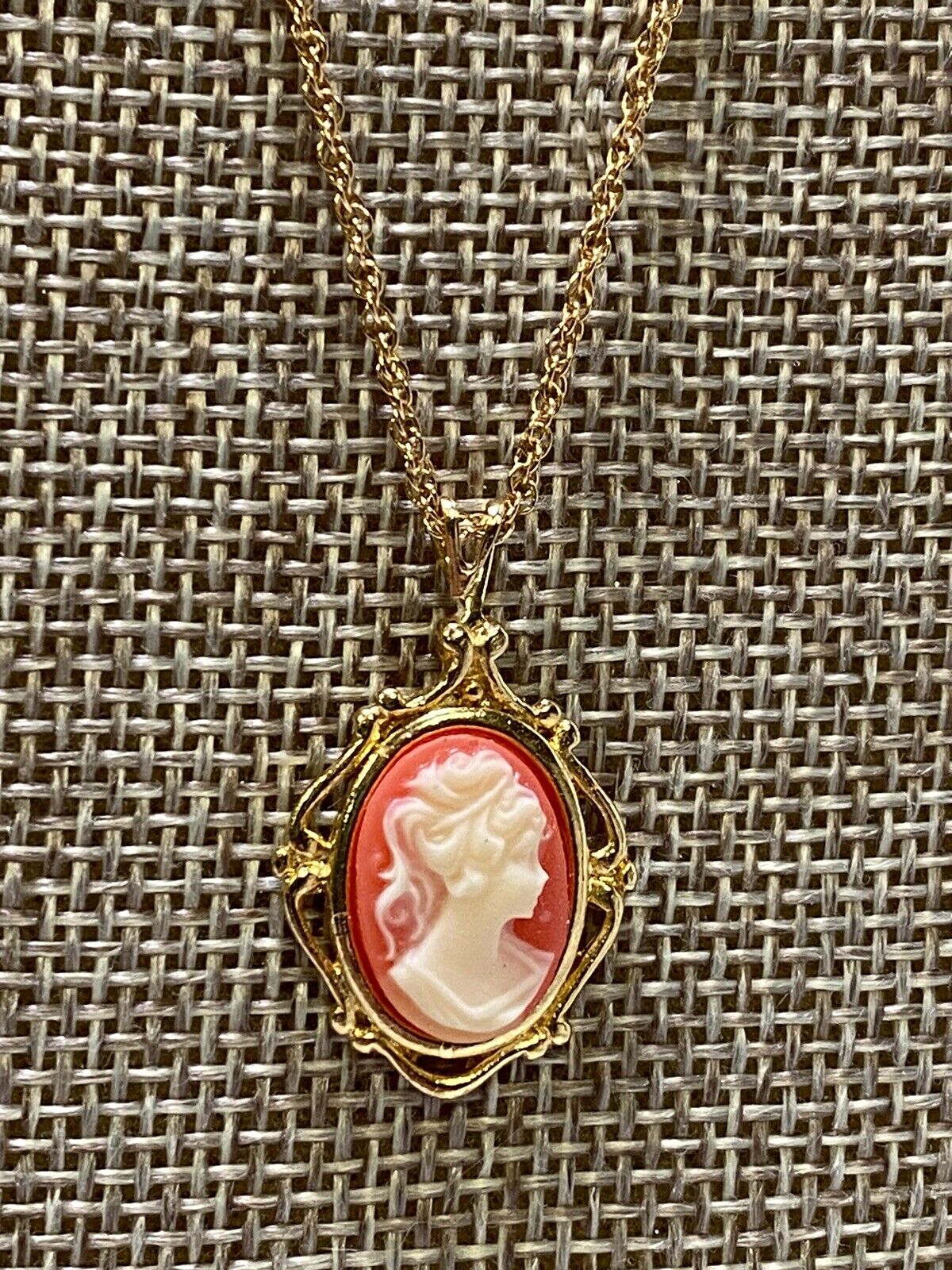 VTG REAL Cameo Gold Tone Metal Pendant Charm Coral Color Background For Necklace Cameo - фотография #2