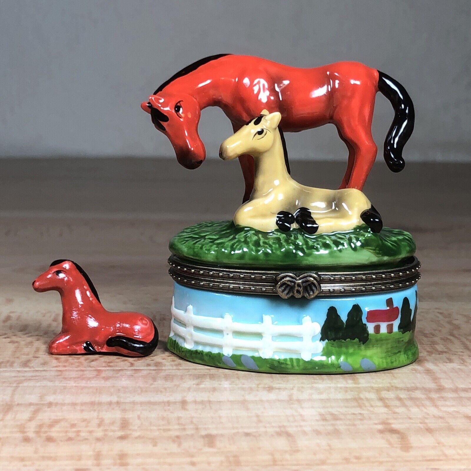 Vintage Foal Mare Horse Pony Ceramic Figurine Hinged Trinket Jewelry Box 3" NOS Без бренда - фотография #2