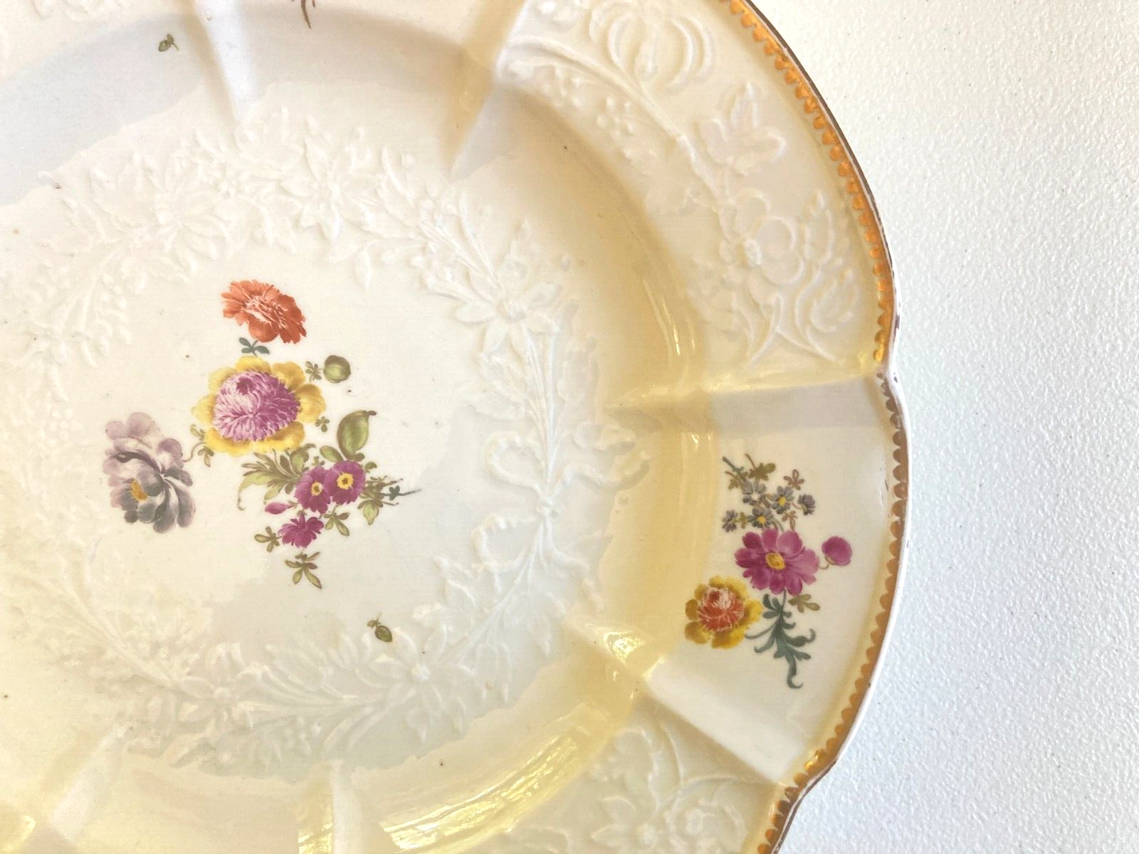 Pair of Early Meissen (1725-1763) 9'' plates, hand-painted floral, gold rim Meissen - фотография #4
