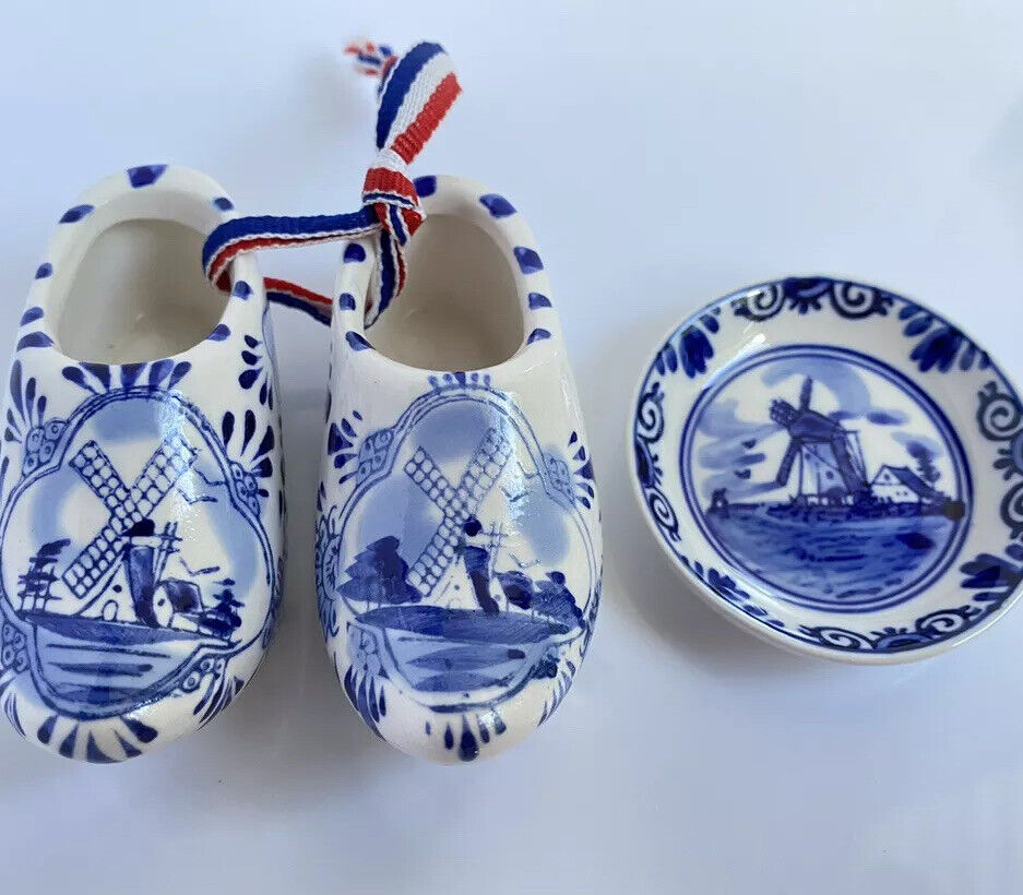 Lot of2 Souvenirs: Delft Blue Mini Windmill Pin Dish Plat Holland /Pair of Clogs Без бренда - фотография #2