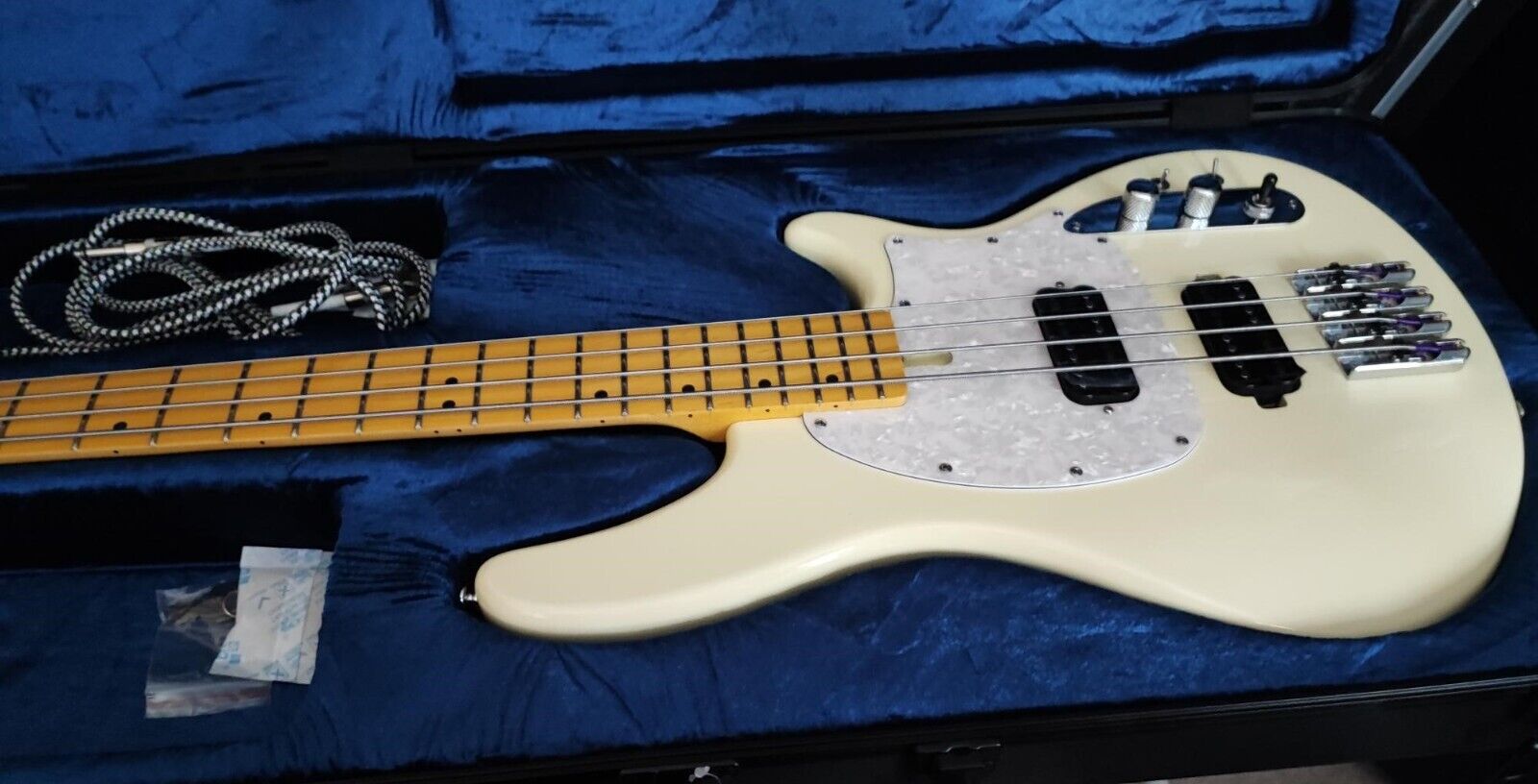 Beautiful New White Schecter CV-4 Bass w/ Maple Neck & Schecter Hard Shell Case Schecter Schecter CV-4 - фотография #5