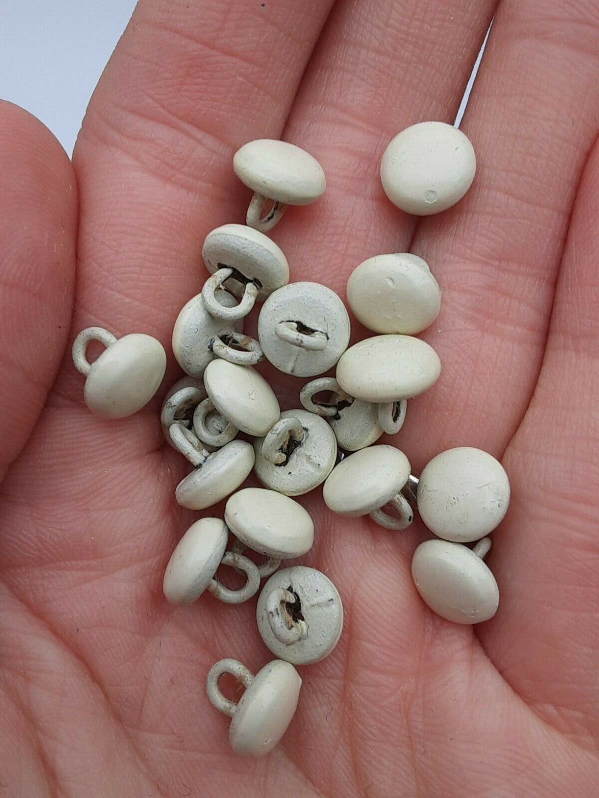 Lot of 100 ivory victorian tiny shoe buttons Без бренда