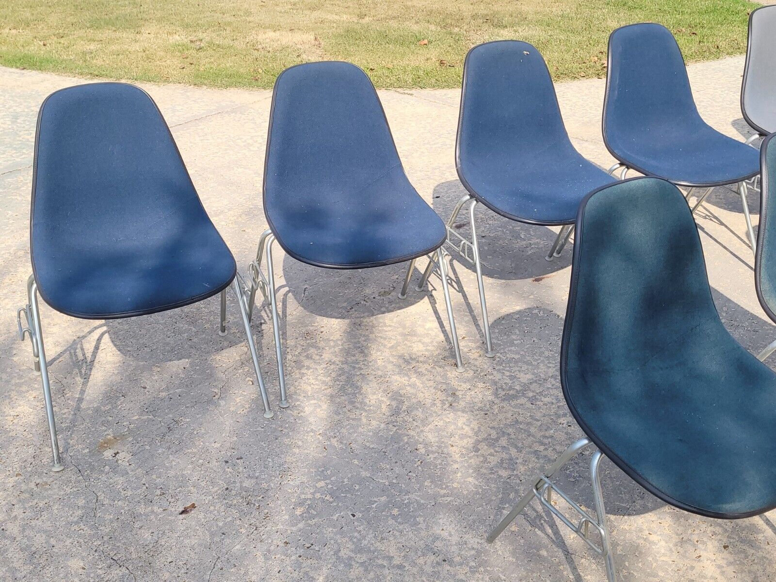 Lot of 18 Herman Miller Eames Fabric Padded Fiberglass Side Shell Chairs Herman Miller - фотография #5