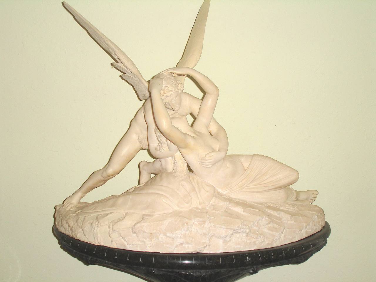 Palatial Marble Sculpture 'Cupid's Kiss' after Canova Conforming Marble Pedestal Без бренда - фотография #7