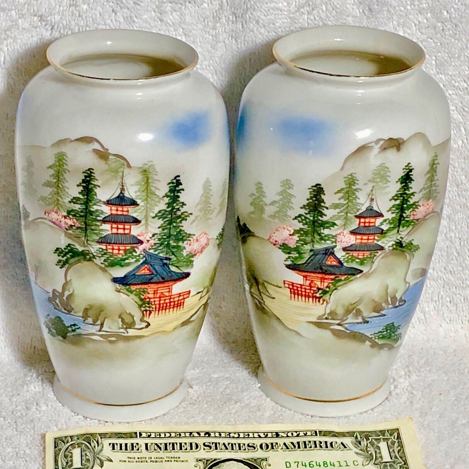 Beautiful Pair Vintage Asian Vases Village Pagoda Scene Fine Porcelain China QQ! Без бренда