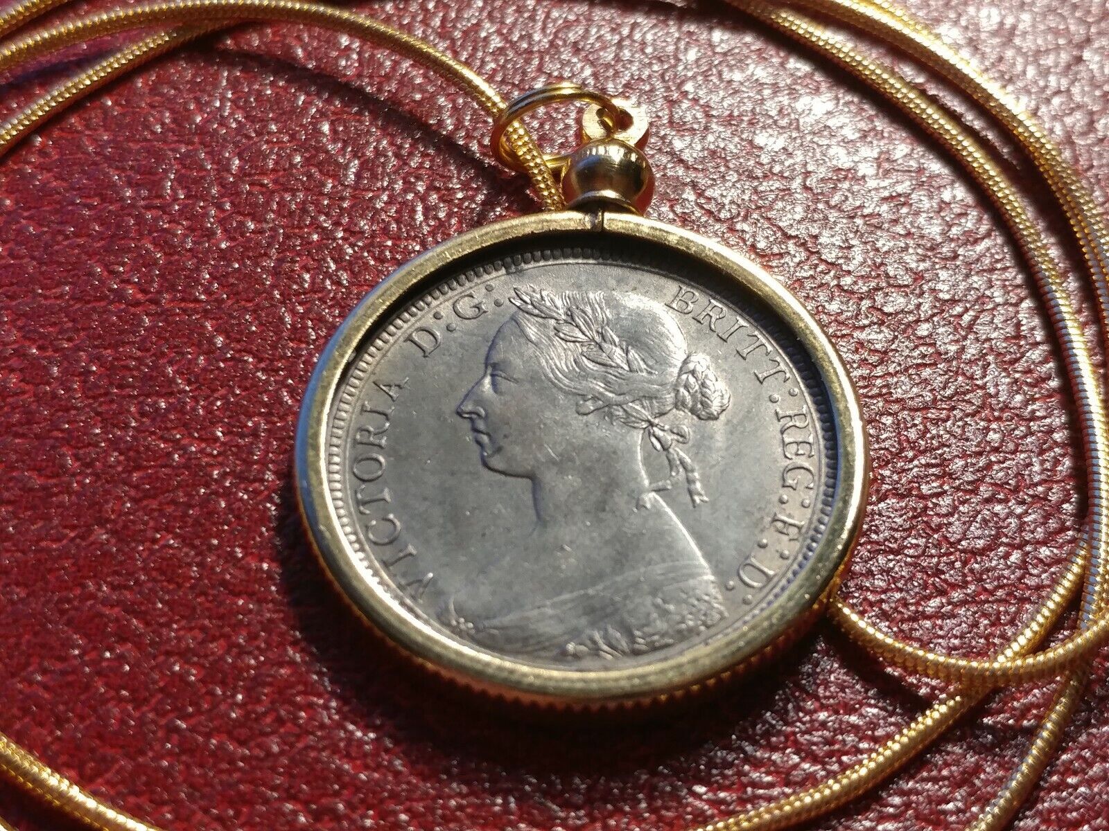 UK 1885 Queen Victoria 1/2 Penny Pendant on a 24" 18k Gold Filled Snake Chain. Honoredallies - фотография #6