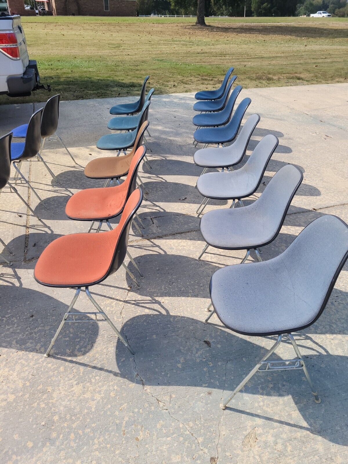 Lot of 18 Herman Miller Eames Fabric Padded Fiberglass Side Shell Chairs Herman Miller - фотография #10
