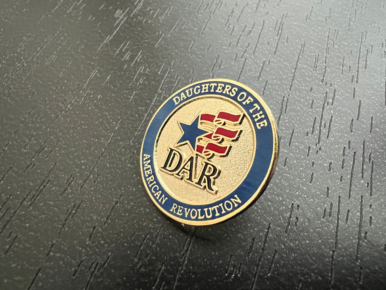 DAR Daughters of the American Revolution Round Logo Star Flag Pin - NEW Без бренда - фотография #2