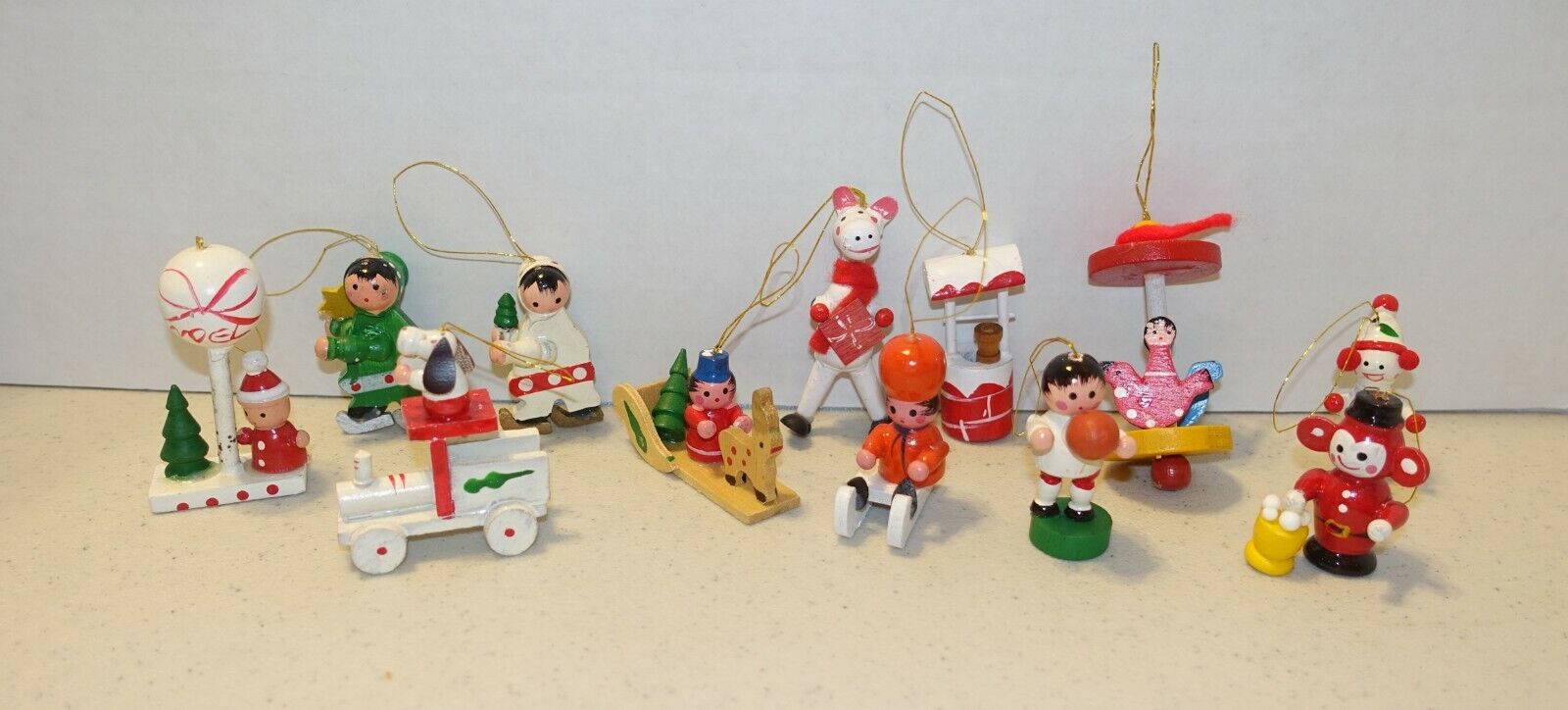 Lot of 12 Wooden Christmas 2.5" Ornaments/Circus, Ice Skates, Sled - Taiwan Без бренда