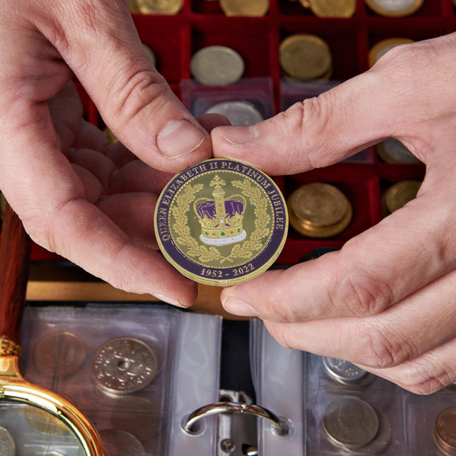 Commemorative Coin HM Queen Elizabeth II Platinum Jubilee (Purple/Silver) 2022 Без бренда - фотография #7