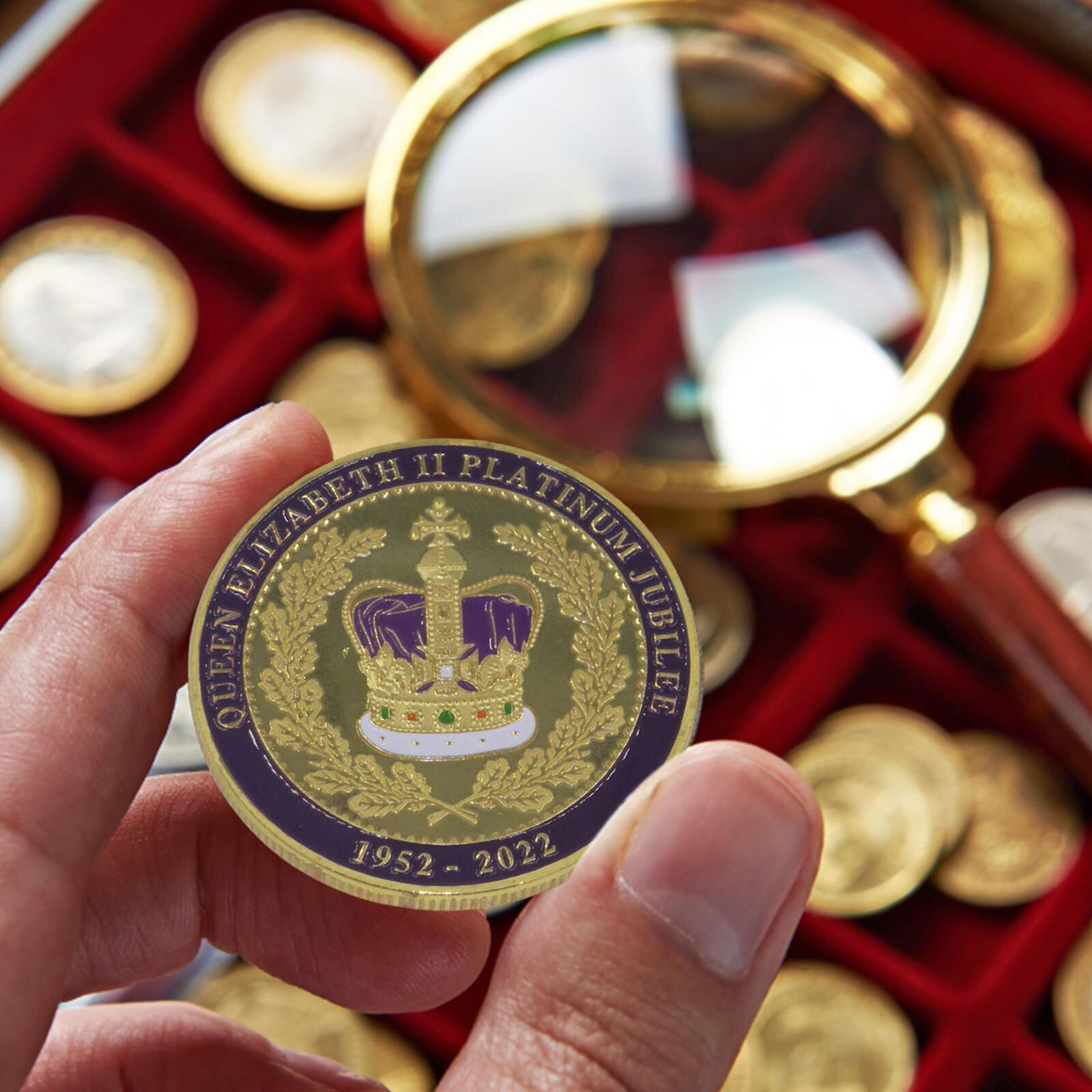 Commemorative Coin HM Queen Elizabeth II Platinum Jubilee (Purple/Silver) 2022 Без бренда - фотография #8