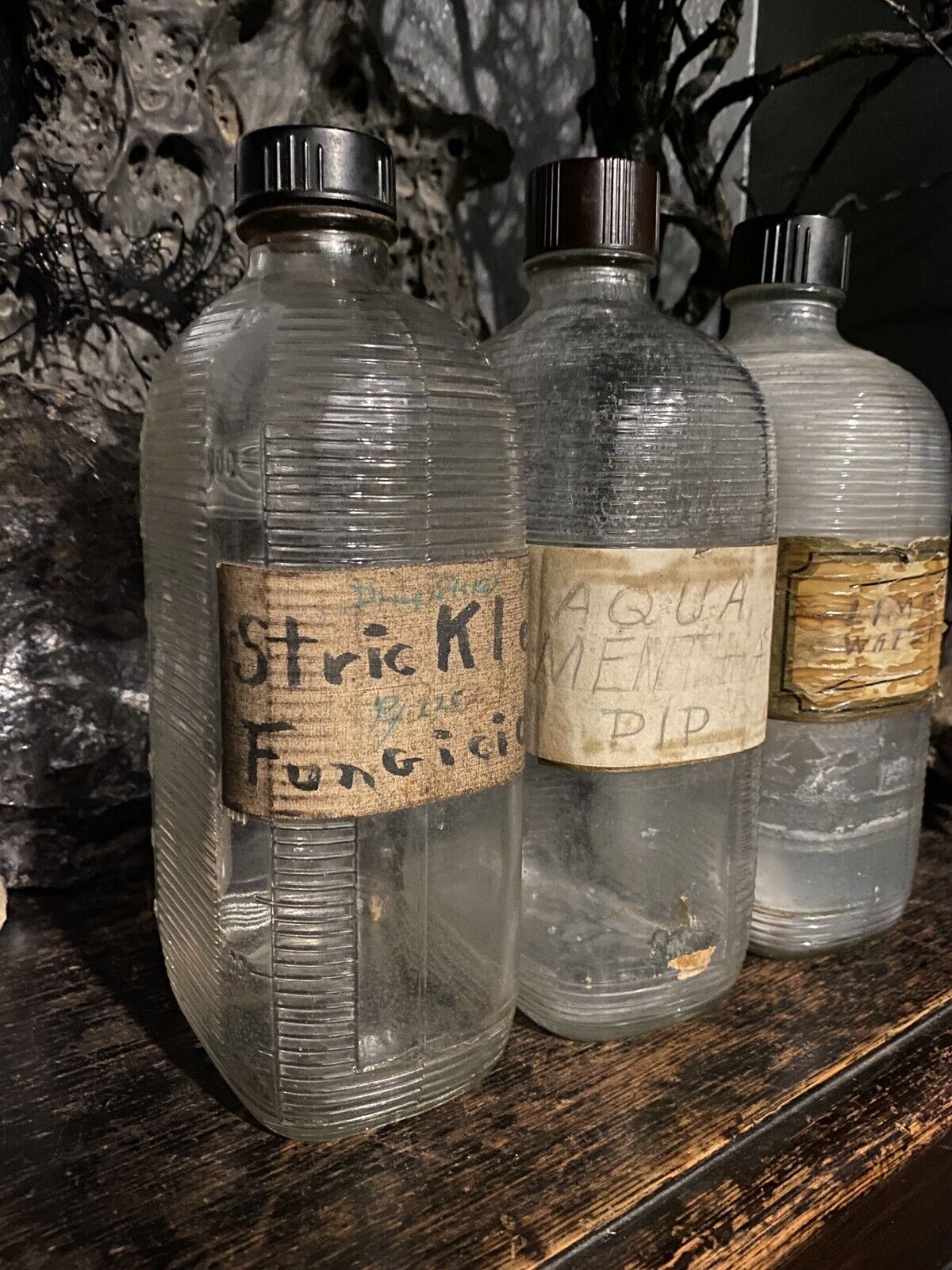 ANTIQUE MEDICAL LABORATORY BOTTLES CALIBRATED RIBBED OLD LABELS TOPS GRUNGY Без бренда - фотография #2