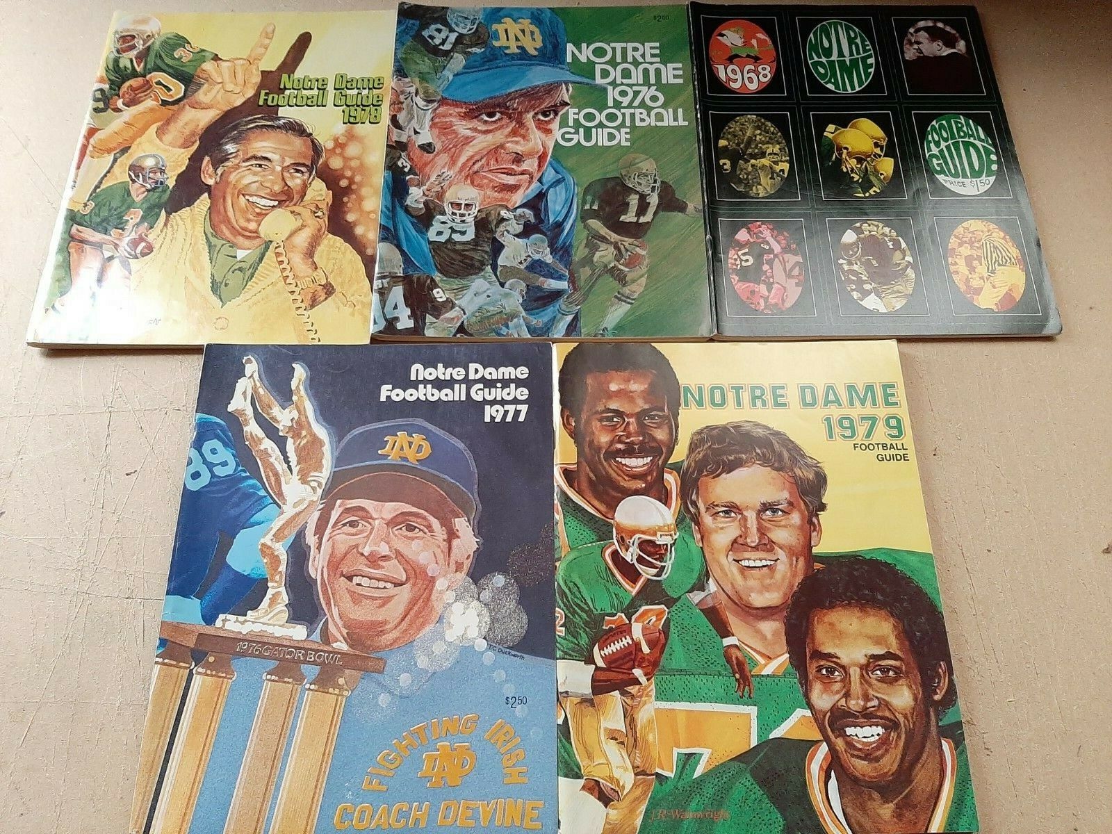 NOTRE DAME FOOTBALL PUBLICATIONS LOT (19) - GUIDES & OTHERS FROM 60'S TO 90'S Без бренда