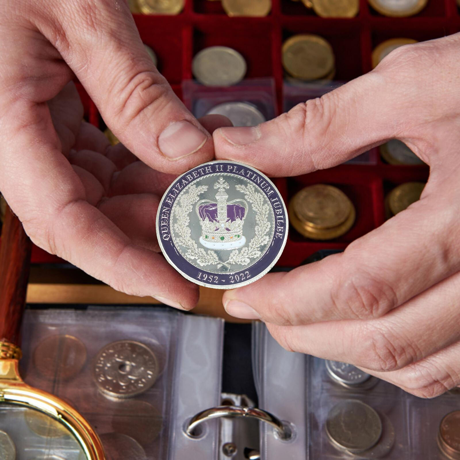 Commemorative Coin HM Queen Elizabeth II Platinum Jubilee (Purple/Silver) 2022 Без бренда - фотография #5