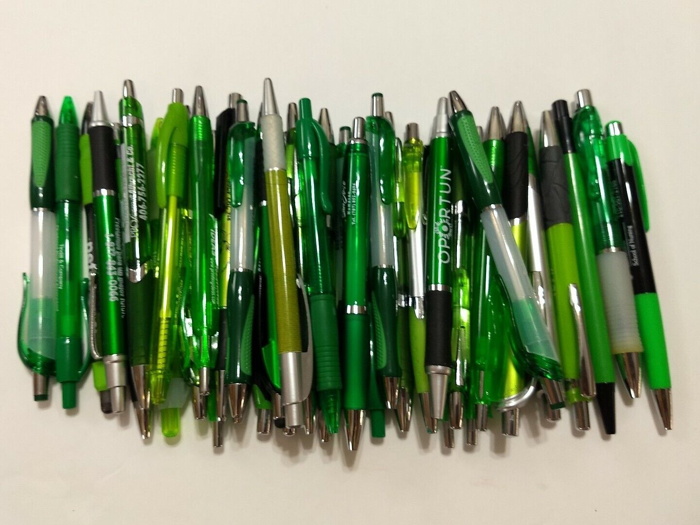 30ct Mixed Lot Misprint Retractable Click Pens:  FORREST / KELLY / GREEN Misprint Does Not Apply