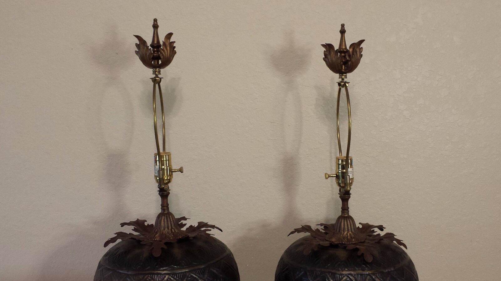  John Richard Round Brass Table Lamps pair Acorn Style  JOHN RICHARD - фотография #3
