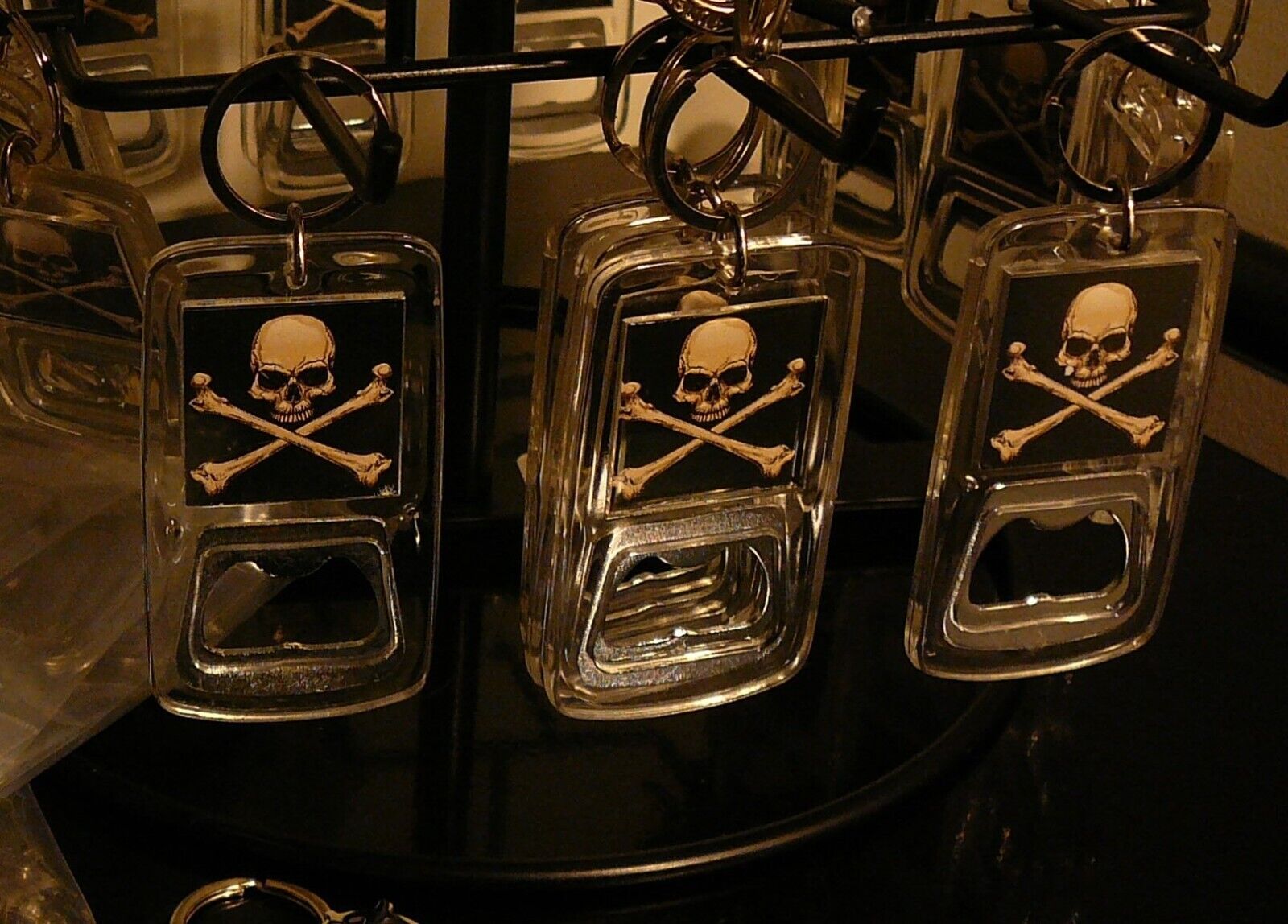 20 Piece Lot Skull & Crossbones Bottle Opener Keychains & Pirate SKuLL Patches Без бренда - фотография #5