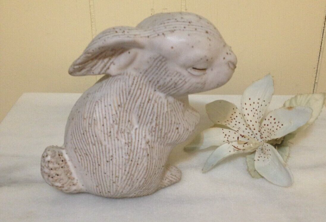 Pottery DAISY WHITE BUNNY RABBIT NEW SO SWEET ADORABLE FOR ANYTIME Daisy