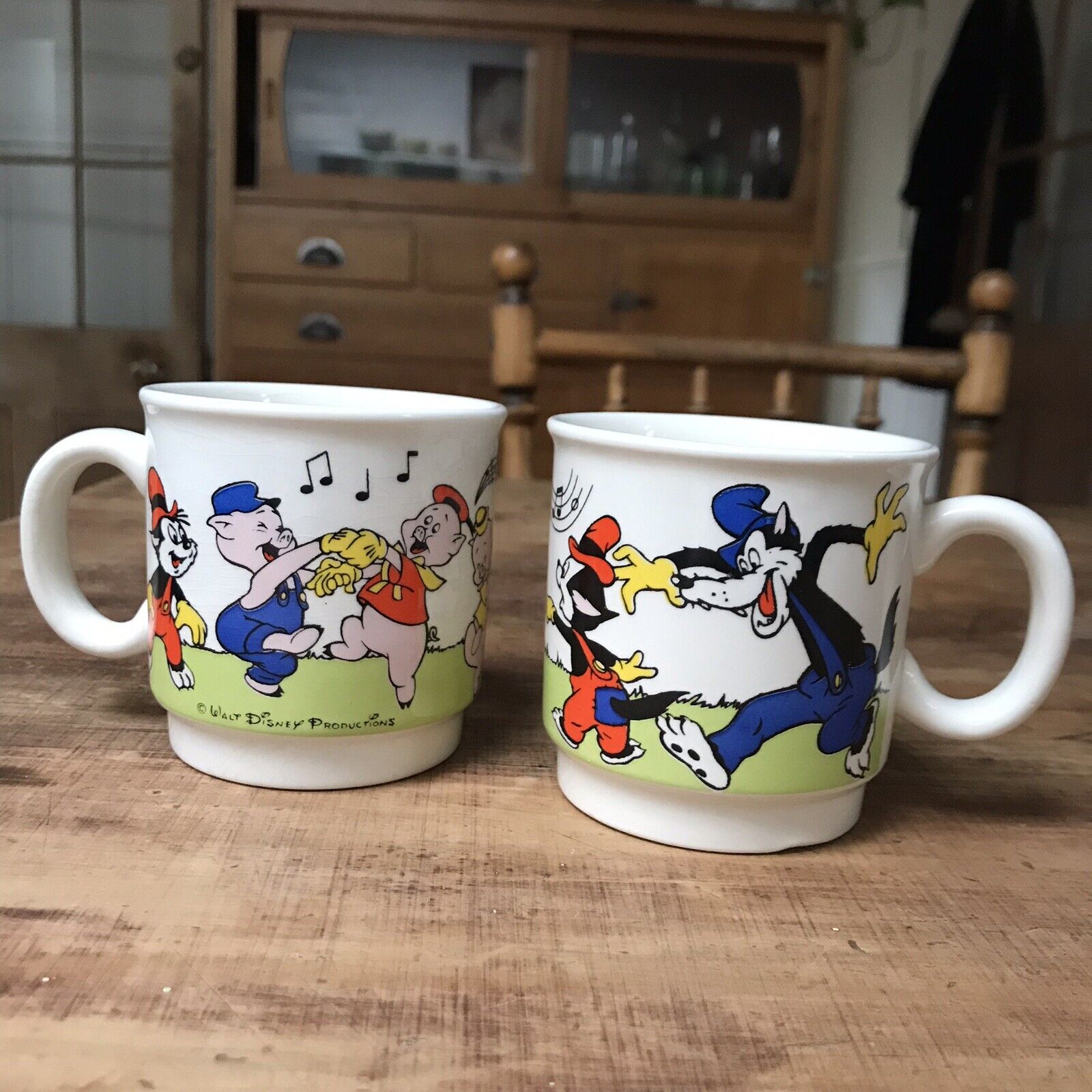 Pair - lot of 2 - Vintage Walt Disney Three Little Pigs porcelain MUG cup set Без бренда - фотография #2
