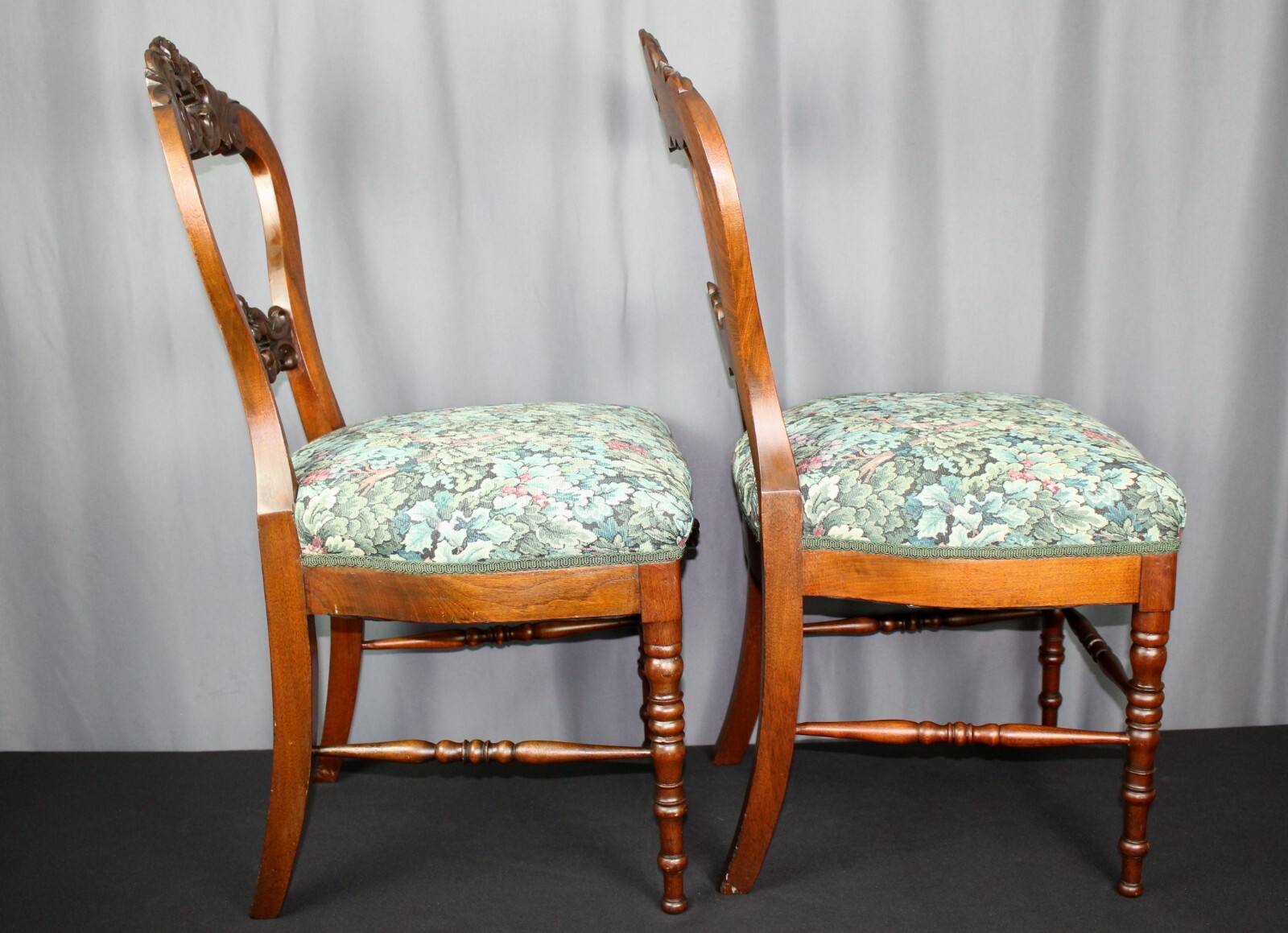 Pair of rose carved balloon side chairs, Late Victorian, Mahogany, turned legs Unbranded - фотография #5