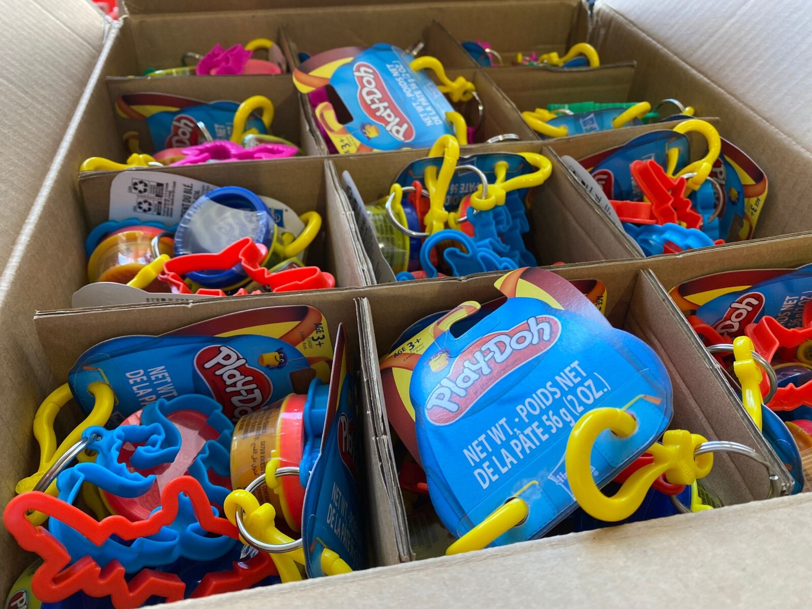 Lot of 24 Hasbro Play-Doh Hang Ups Shark & Dragon Colors (48 Play Units total) playdoh HSBE4996 - фотография #10