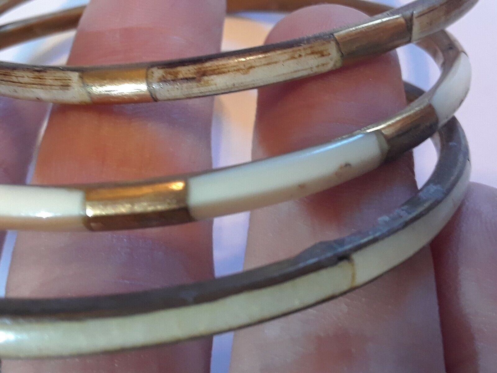 Lot of 5 gold tone bangle bracelets with inlay stone. Made in India. Beautiful! Unbranded - фотография #5