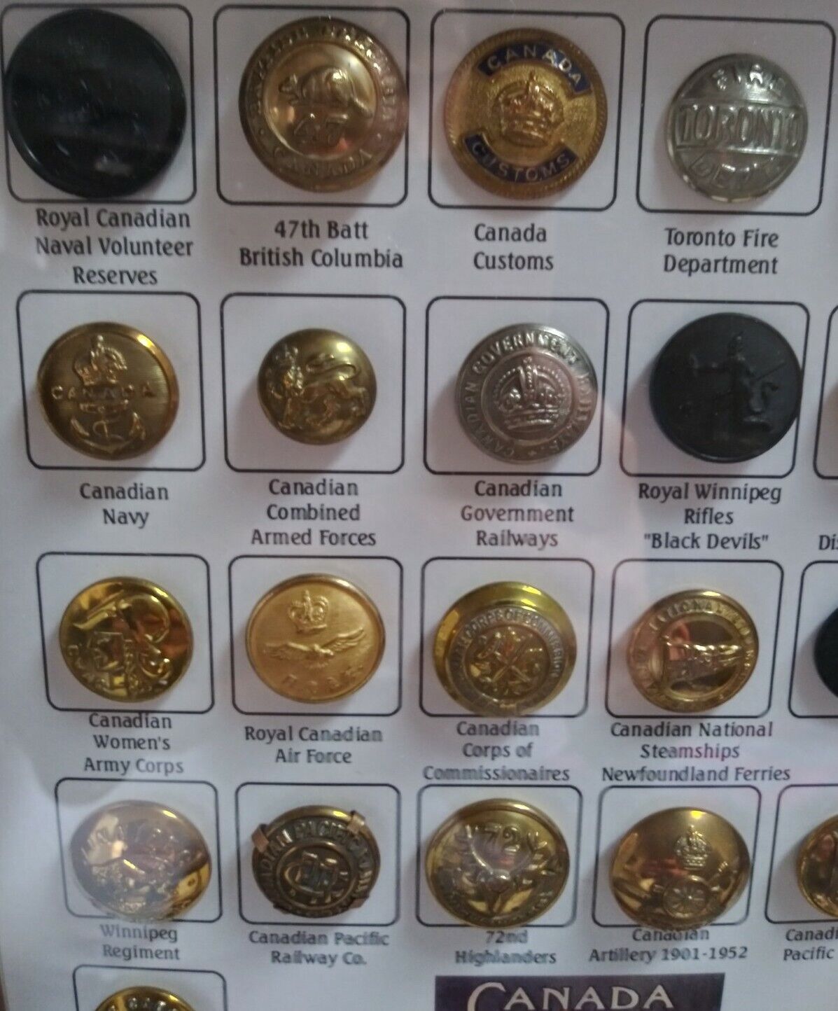 RARE Framed Collection of  30 Buttons Canada Police, Navy, Armed Forces, Customs Без бренда - фотография #2