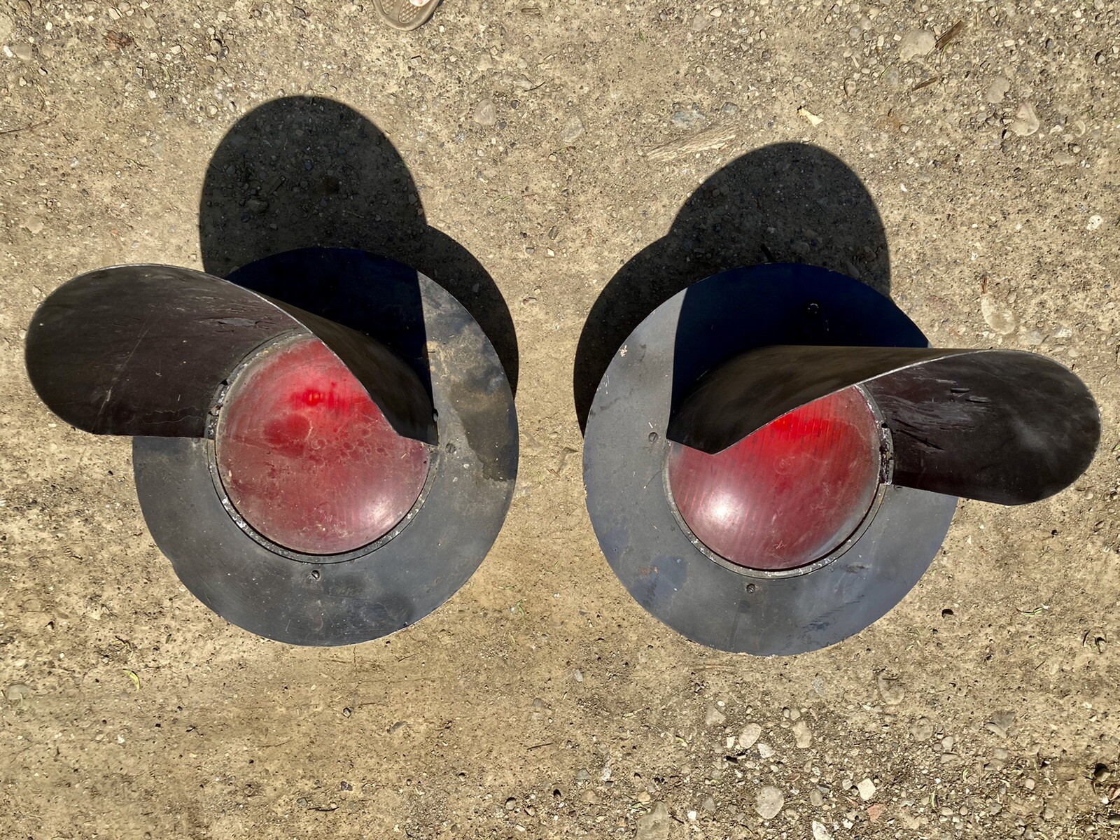 VINTAGE RAILROAD TRAIN TRACK METAL WC HAYES TRAIN SIGNAL LIGHT (Set of 2) - 20” Без бренда