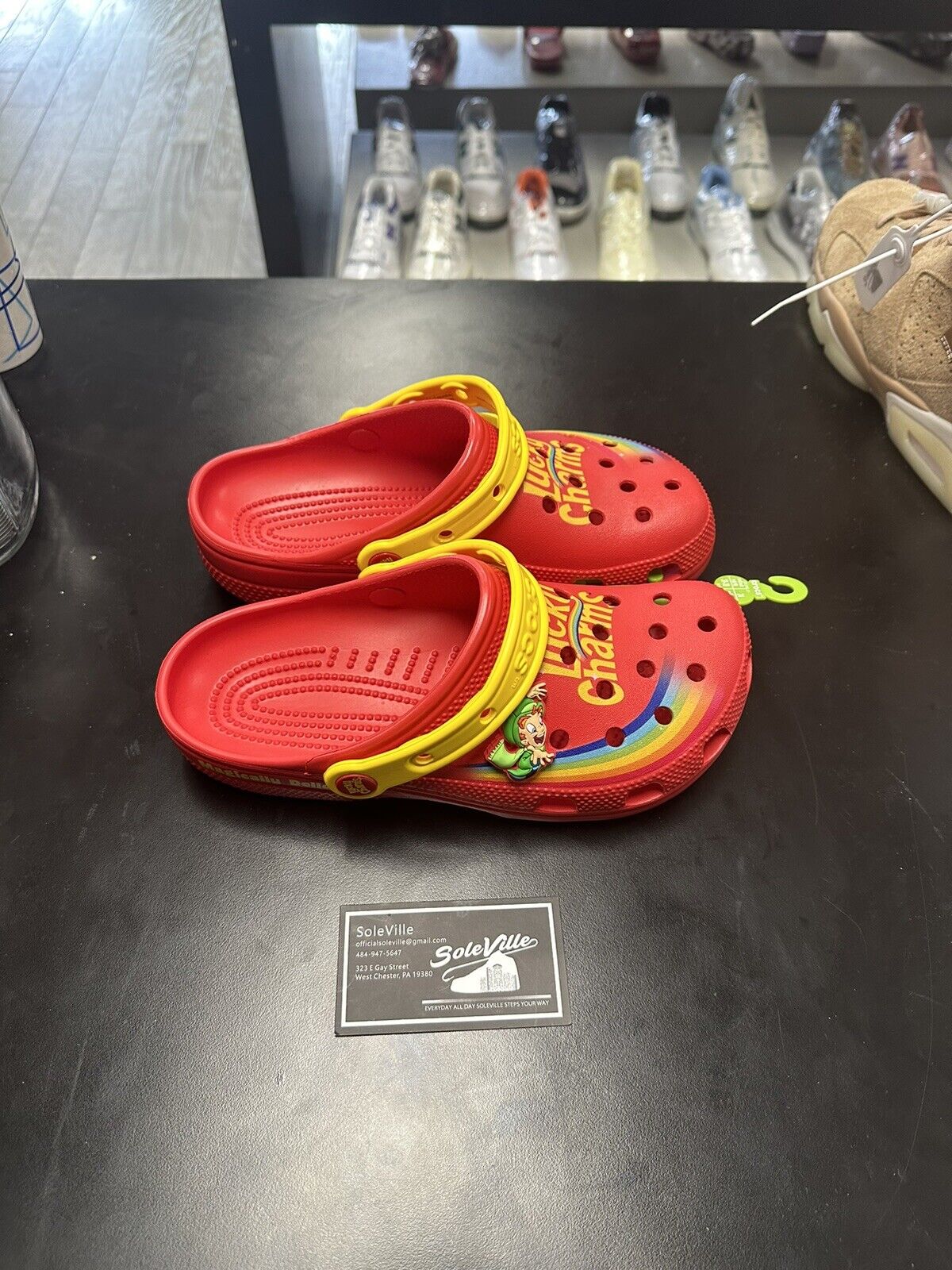 SIZE 7 - CROCS X LUCKY CHARMS Crocs - фотография #2