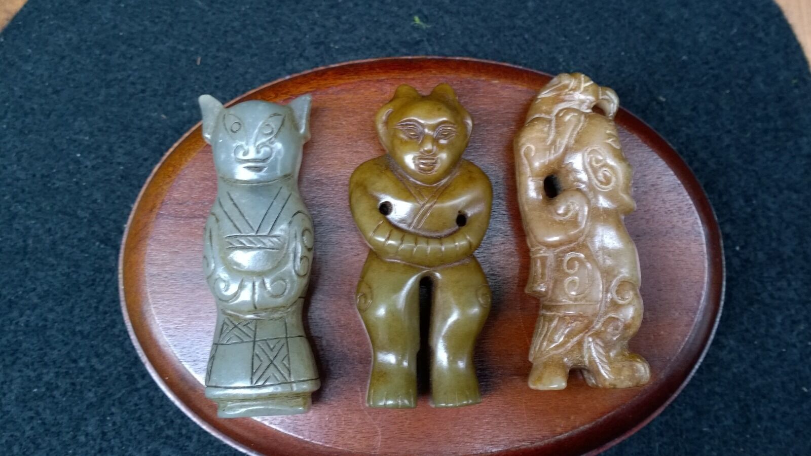 Group of Three Archaic Style Nephrite Jade Humanoid Netsuke Amulets. Без бренда - фотография #2