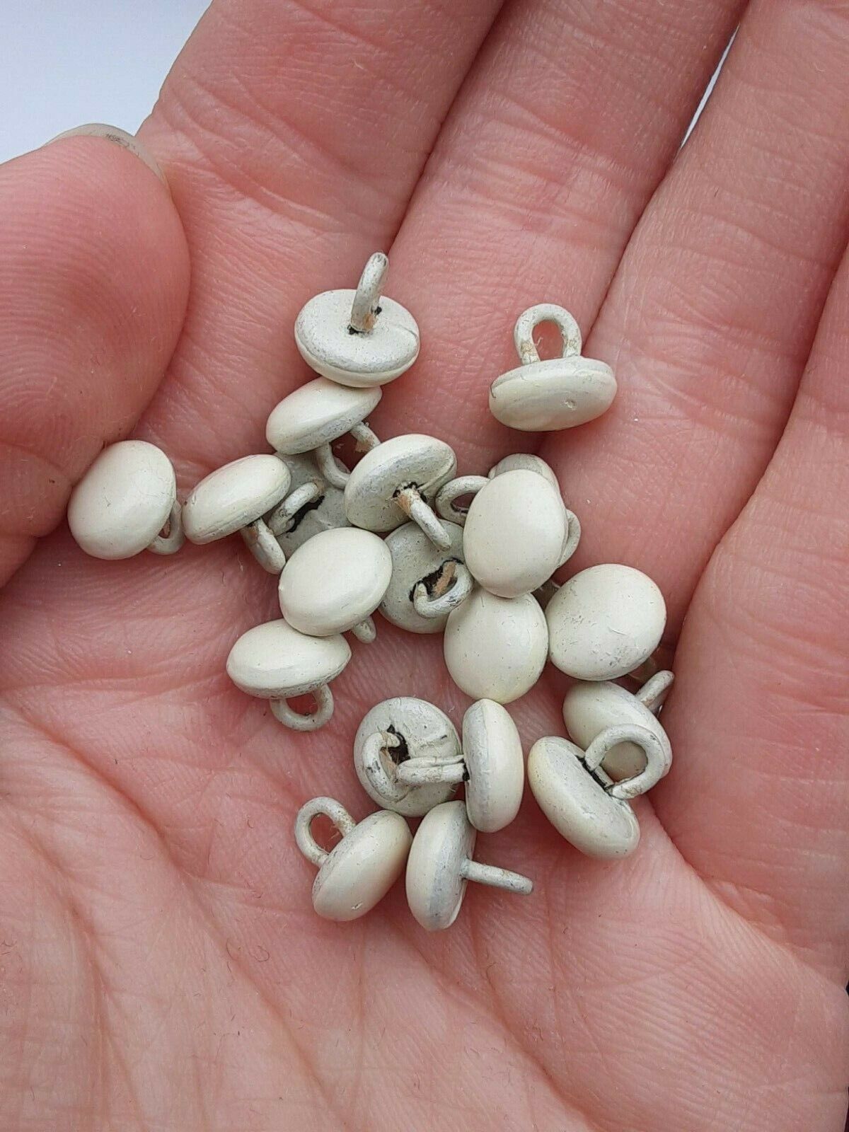 Lot of 100 ivory victorian tiny shoe buttons Без бренда - фотография #3