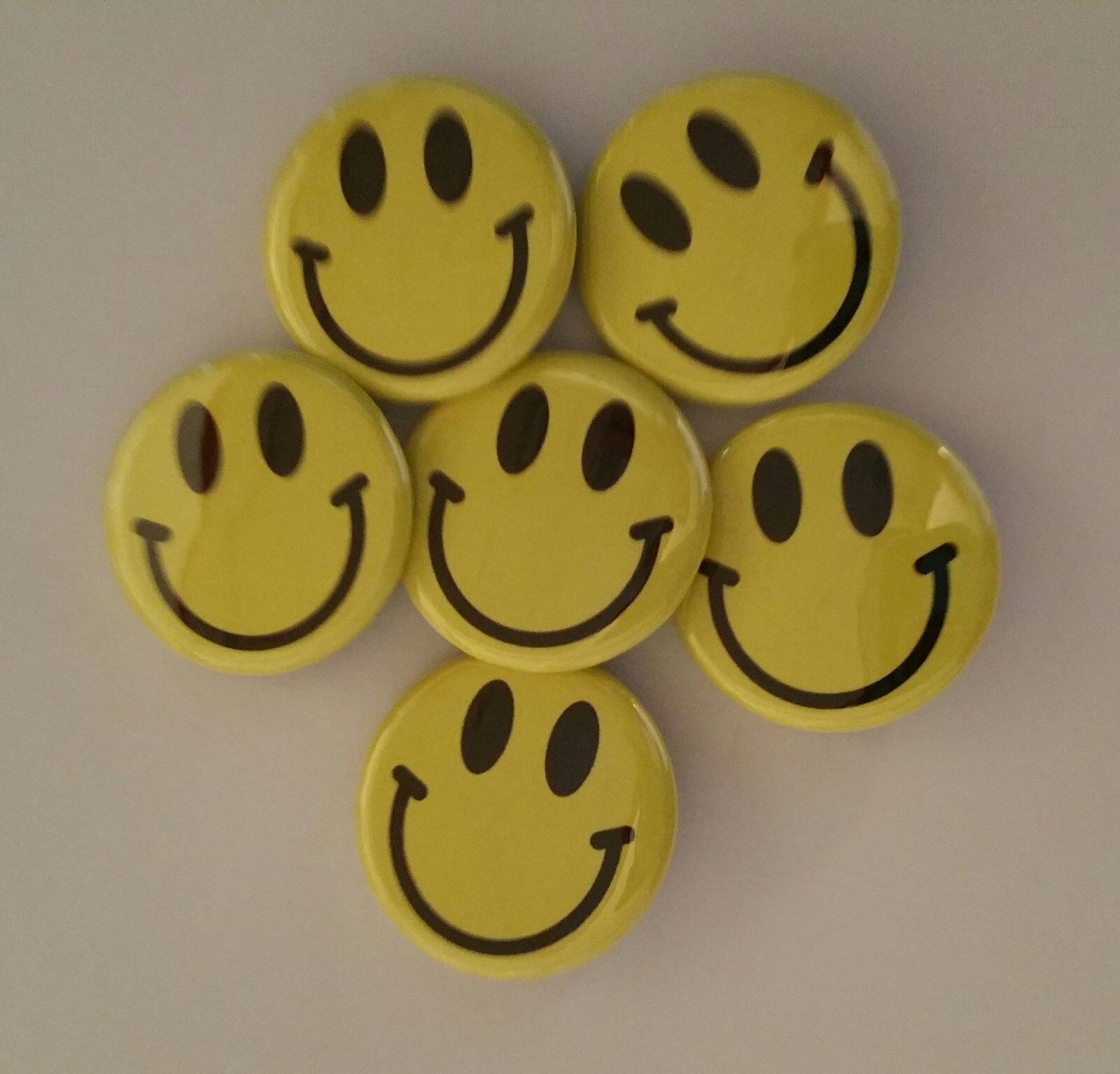 Lot of 12 1.25" Pinback Buttons Emoji Smiley Happy Face (Approx. 32mm) Без бренда