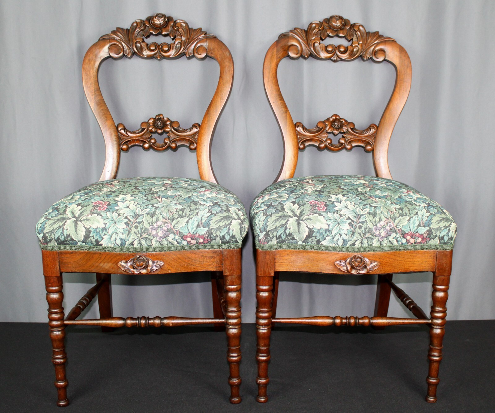Pair of rose carved balloon side chairs, Late Victorian, Mahogany, turned legs Unbranded - фотография #2
