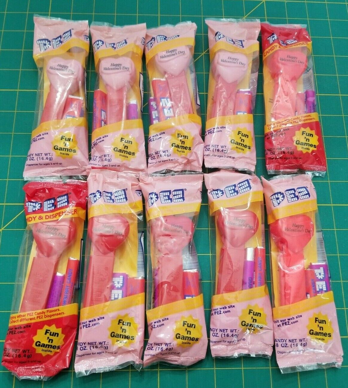 10 Vintage Valentine Heart Shaped PEZ Dispensers ⁓ Red & Pink, Hungary, no feet  Без бренда