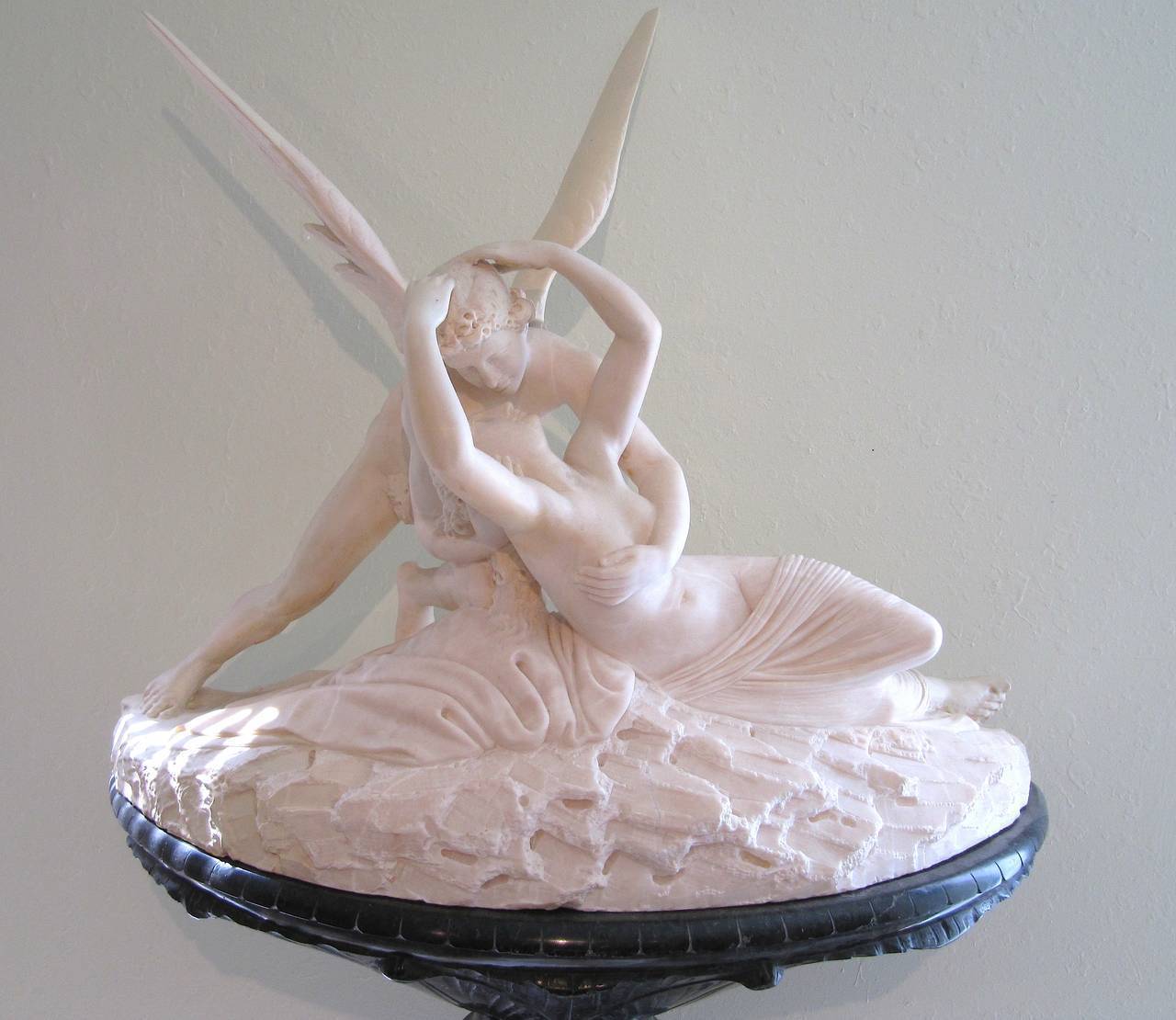 Palatial Marble Sculpture 'Cupid's Kiss' after Canova Conforming Marble Pedestal Без бренда - фотография #4
