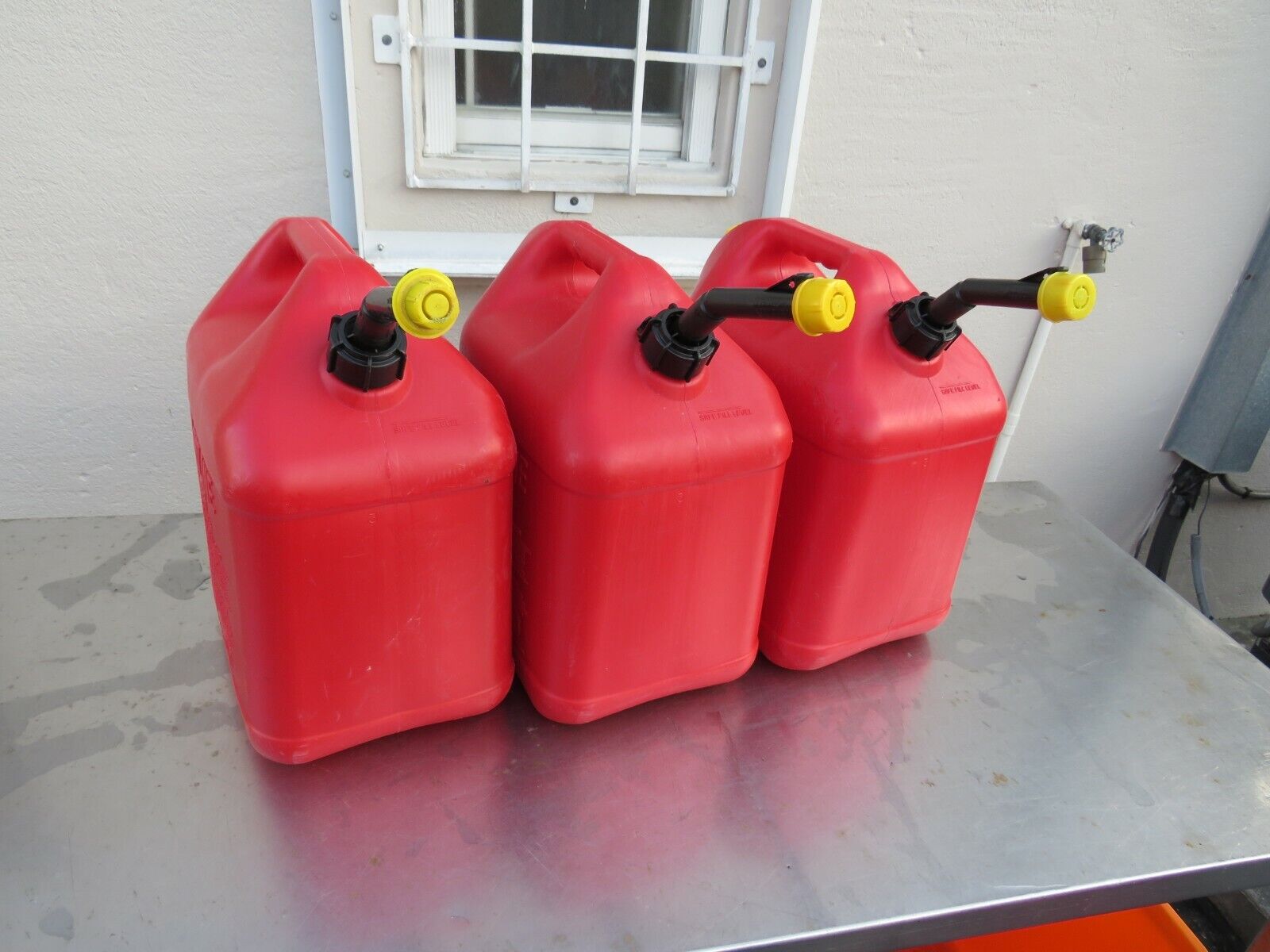 (3 Pack) - Blitz Original Pre-Ban 5 Gallon Gas Can Model #50833  Blitz 50833 - фотография #3