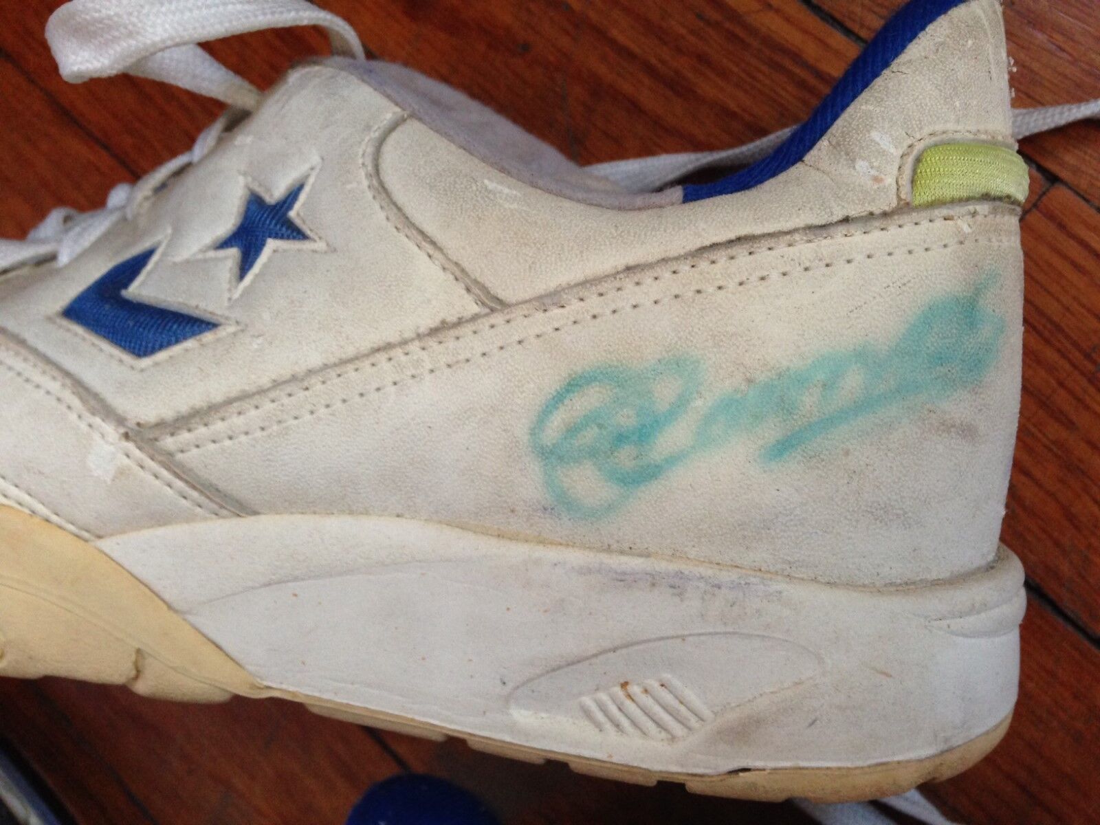 C. 1990'S JIMMY CONNORS SIGNED GAME WORN SNEAKERS, U.S. OPEN BALL,RACKET & COVER Без бренда - фотография #4