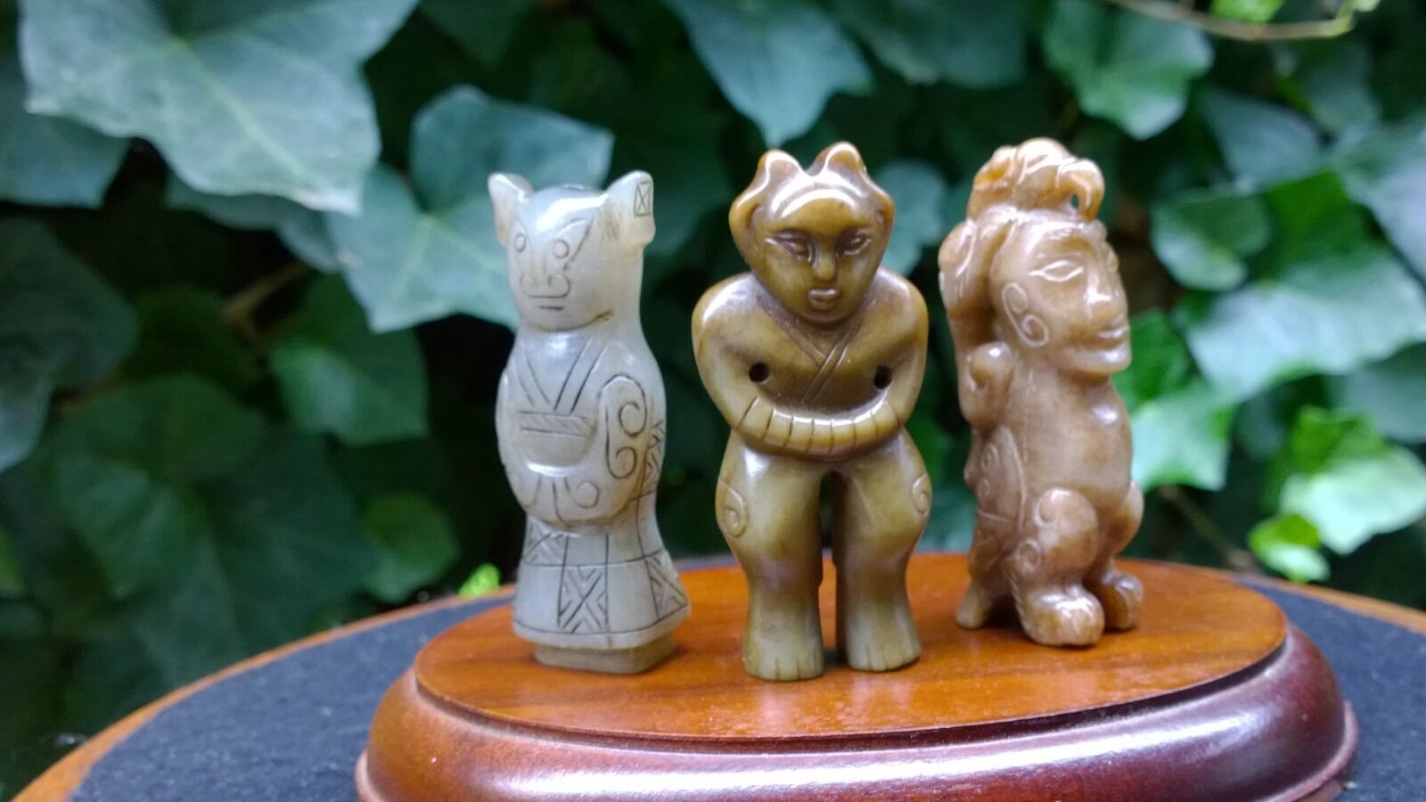 Group of Three Archaic Style Nephrite Jade Humanoid Netsuke Amulets. Без бренда