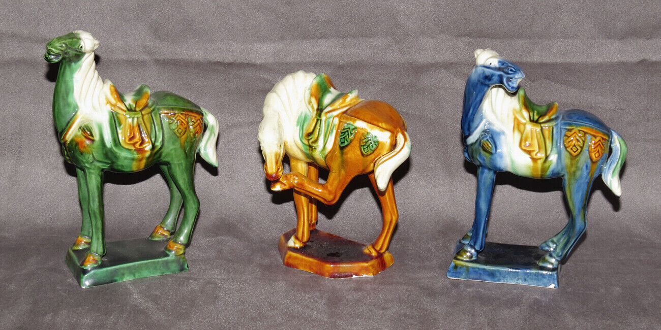  3 VINTAGE 1950's HORSE FIGURINES, CHINESE MAJOLICA STYLE SANCAI 3 COLORS Без бренда